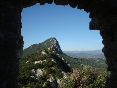 Le pic vu depuis le porche du chateau